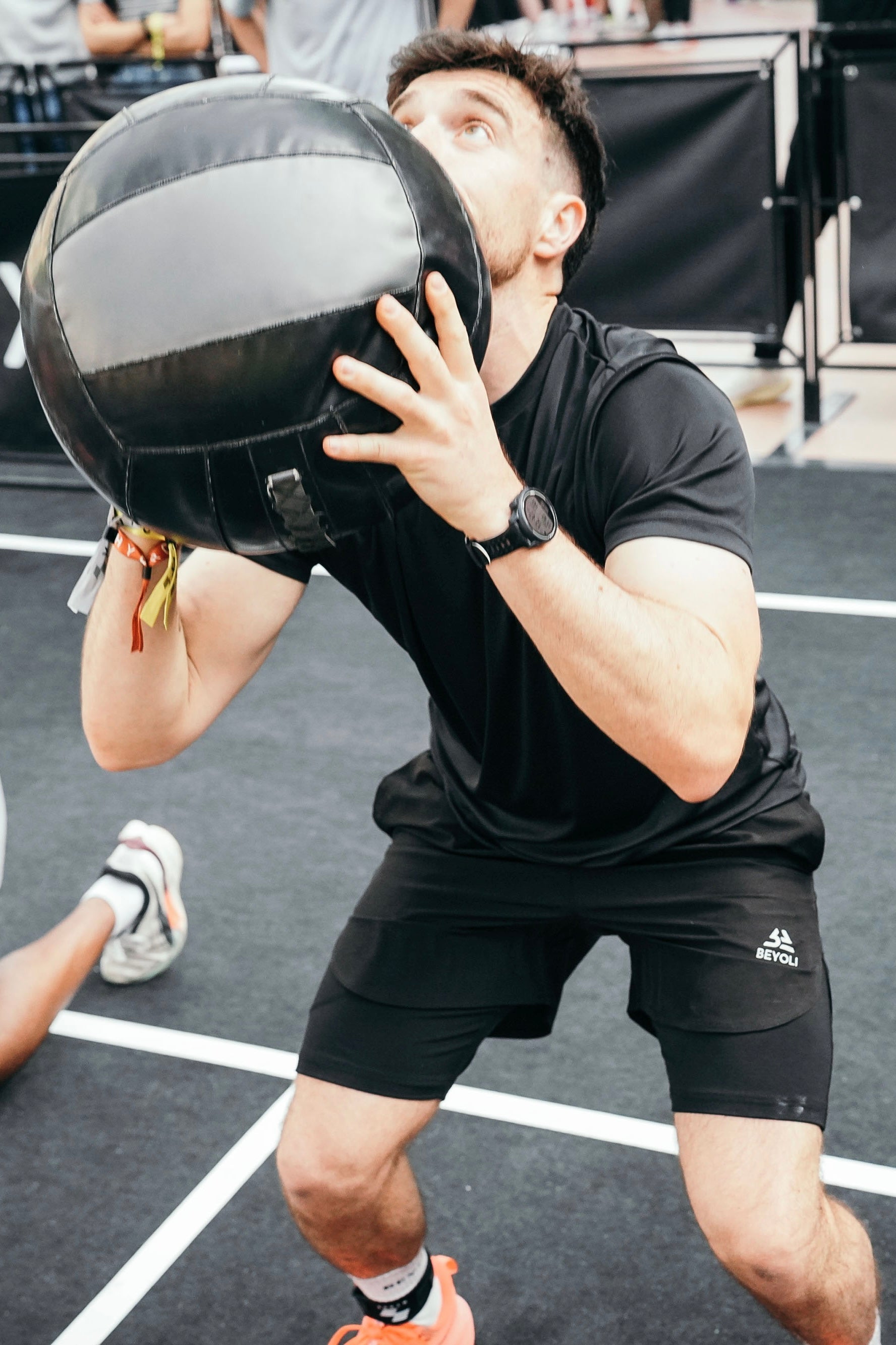 homme faisant des wallballs pendant un hyrox